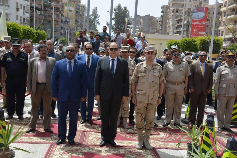 محافظ الغربية يضع إكليل الزهور على النصب التذكاري فى عيد تحرير سيناء (3)