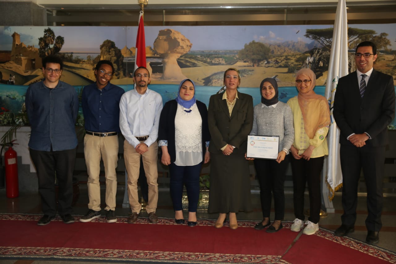 وزيرة البيئة تكرم الفريق المصري الفائز في المسابقة الإقليمية للابتكارات الخضراء (1)