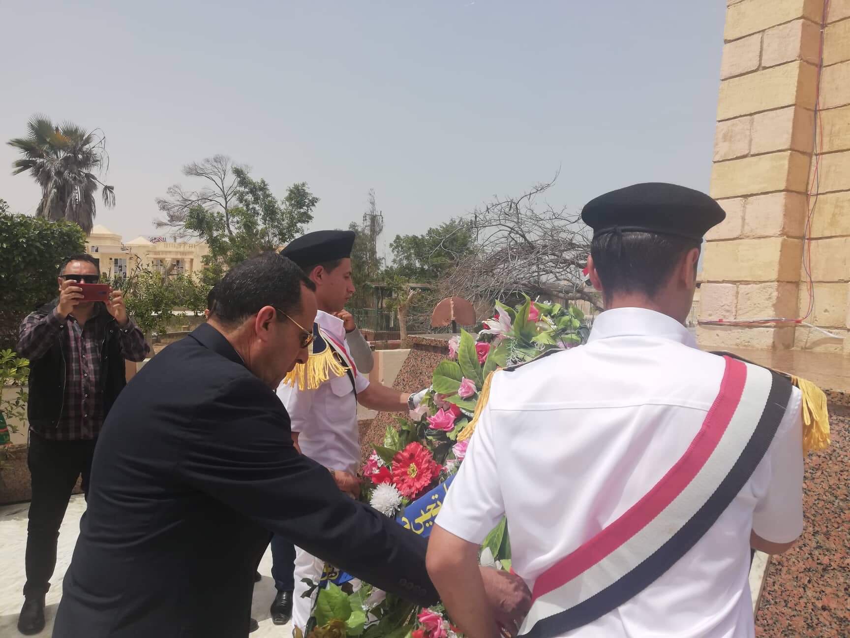 محافظ شمال سيناء يضع إكليل الزهور على قبر الجندى المجهول (3)