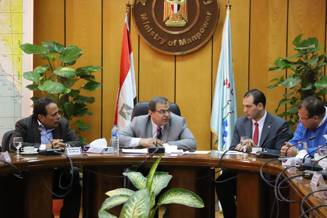 جانب من اجتماع وزير القوى العاملة بديوان عام الوزارة (4)