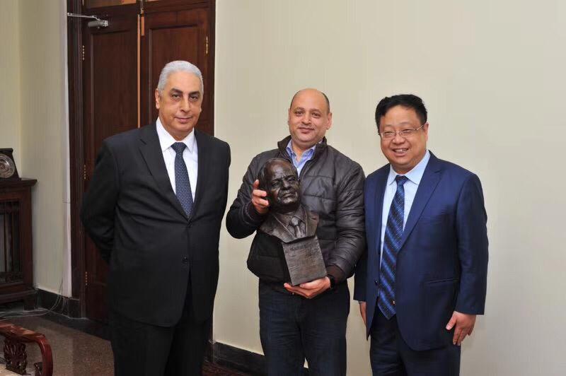 الدكتور لوه لين المعروف بــخليل باشا، عميد كلية دراسات الشرق الأوسط ببكين وتمثال الرئيس السيسى