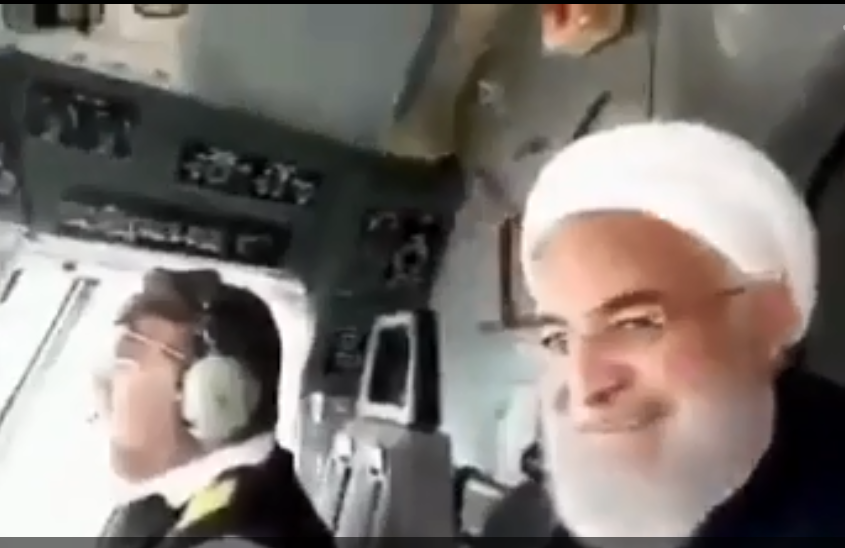 الرئيس الإيرانى مشغول بالكاميرا والتصوير بدلا من تفقد السيول