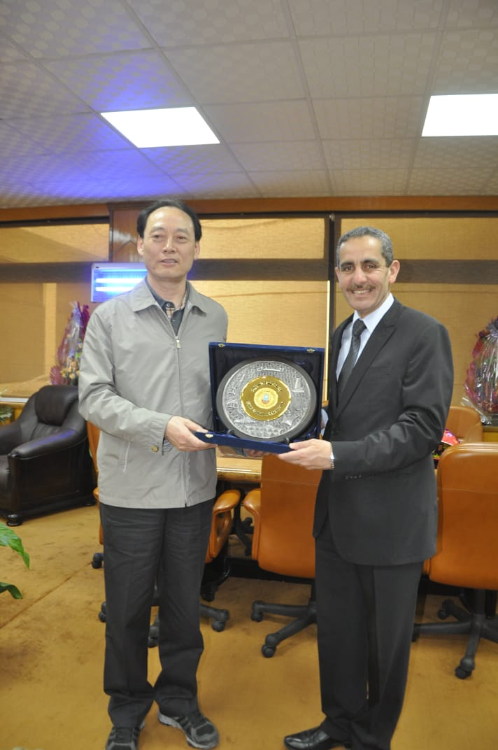 رئيس جامعة قناة السويس يستقبل نائب وزير الزراعة الصينى (1)