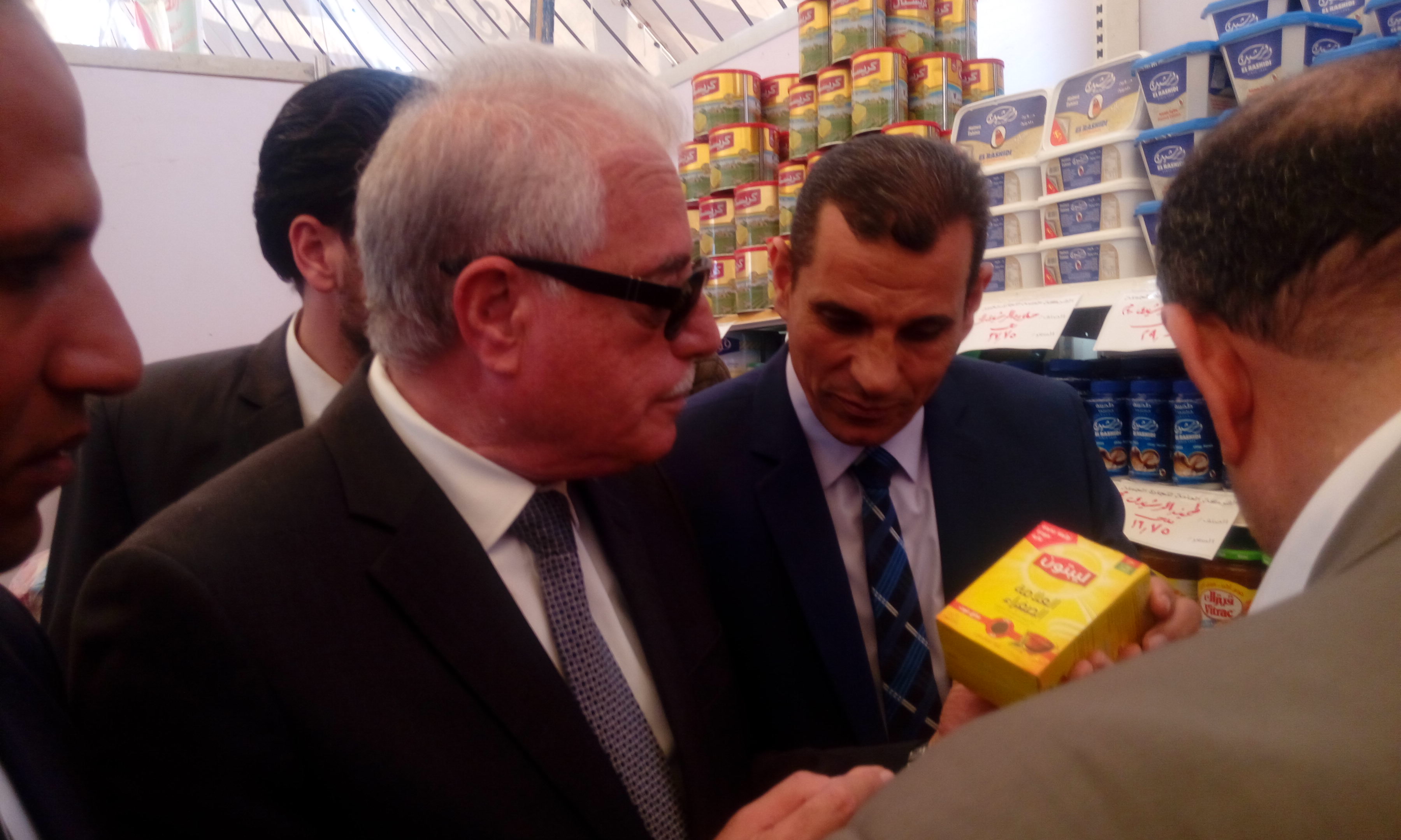 محافظ جنوب سيناء يتفقد معرض سوبر ماركت أهلاً رمضان (3)