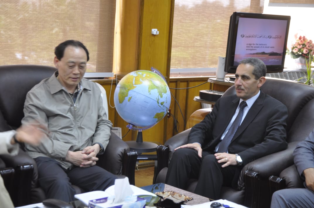 رئيس جامعة قناة السويس يستقبل نائب وزير الزراعة الصينى (2)