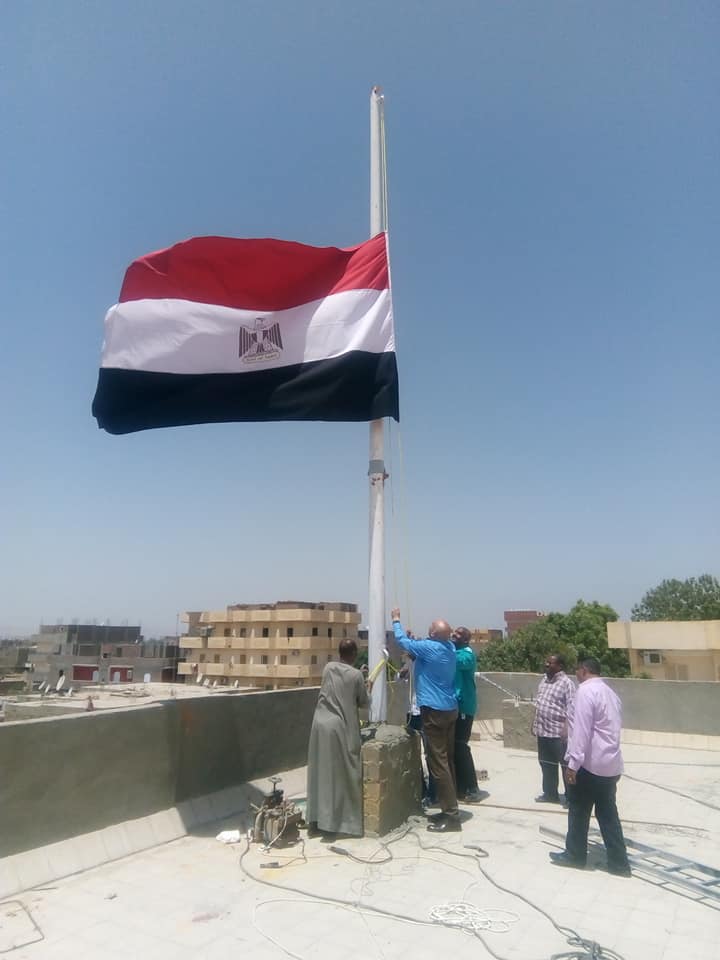 رئيس مدينة الطود بالأقصر ورجال المجلس يركبون علم مصر بإرتفاع 3 متر بذكري تحرير سيناء (1)