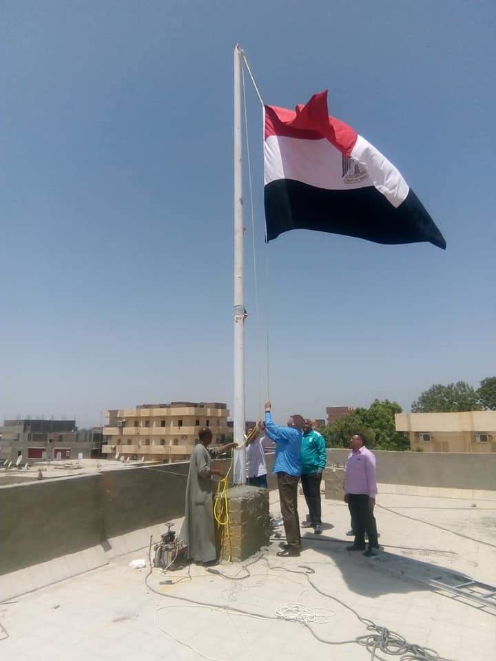 رئيس مدينة الطود بالأقصر ورجال المجلس يركبون علم مصر بإرتفاع 3 متر بذكري تحرير سيناء (2)