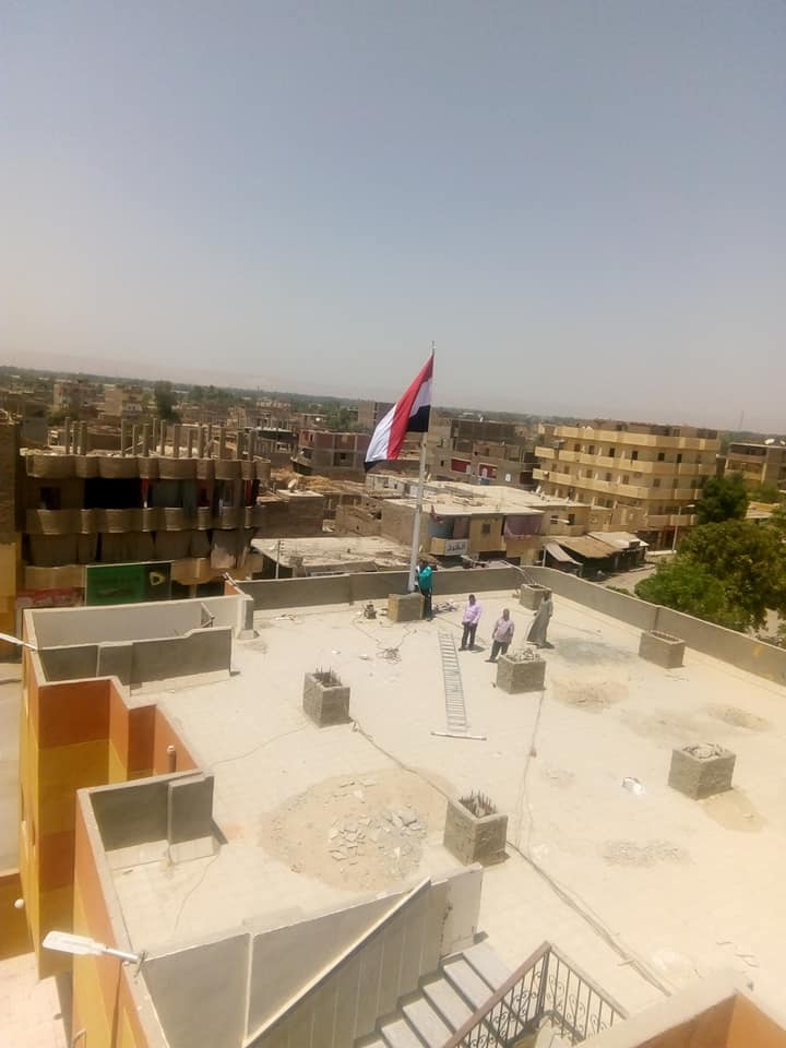 رئيس مدينة الطود بالأقصر ورجال المجلس يركبون علم مصر بإرتفاع 3 متر بذكري تحرير سيناء (5)
