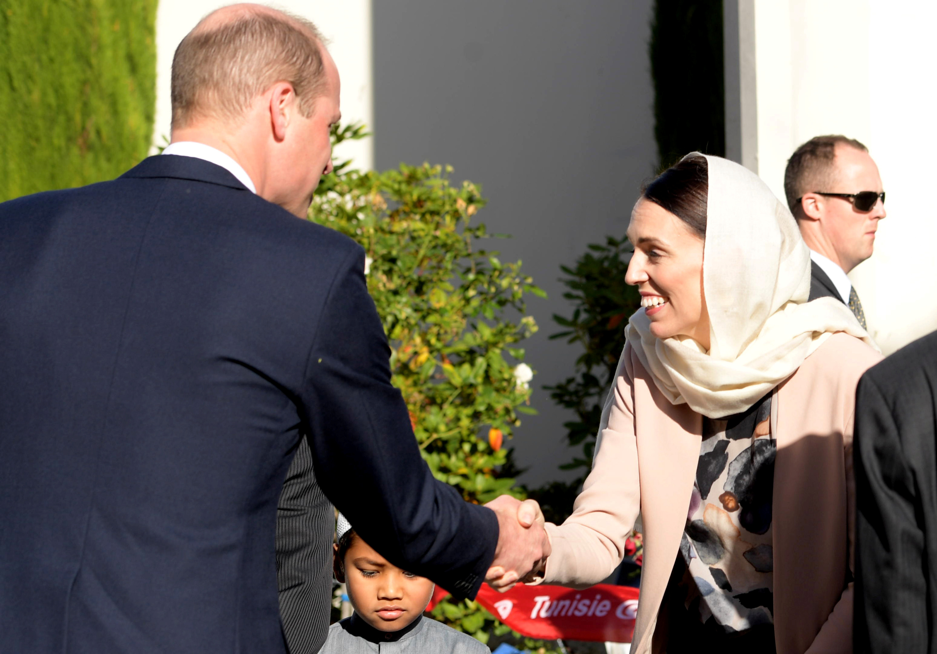 جاسيندا أرديرن رئيسة وزراء نيوزلندا تصافح الأمير البريطانى