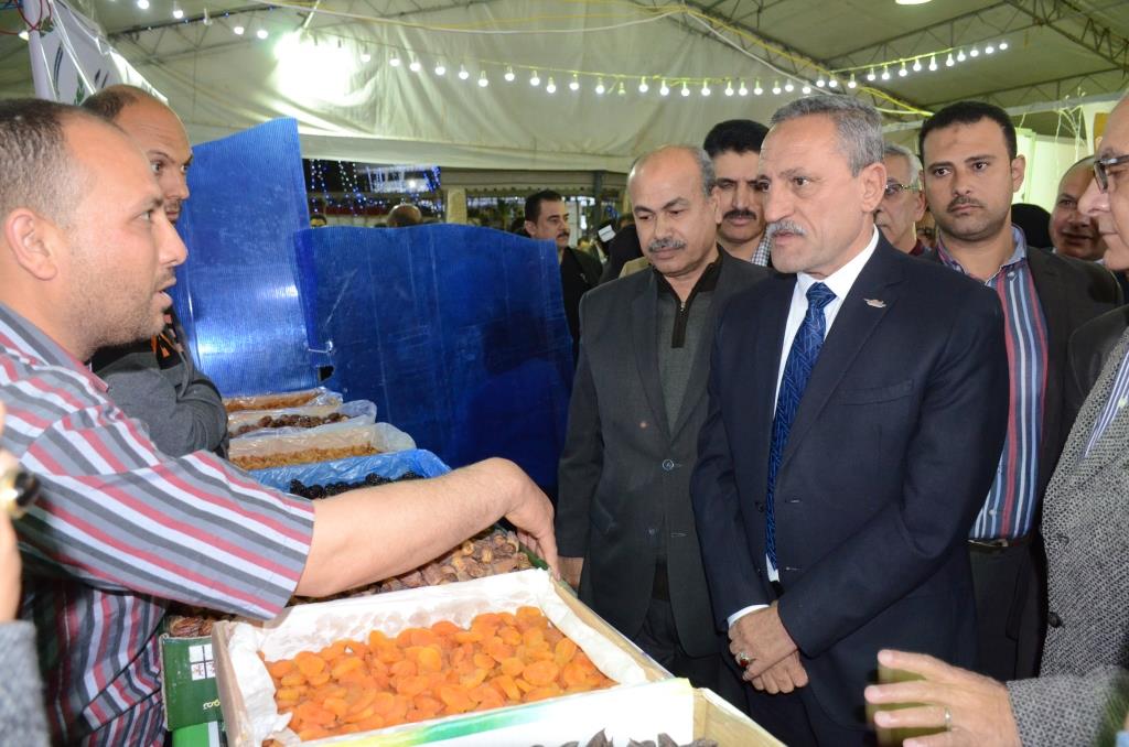 محافظ الإسماعيلية يفتتح معرض سوبر ماركت أهلًا رمضان بمركز شباب الشيخ زايد (7)