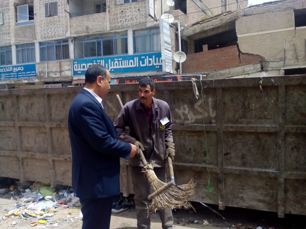 سكرتير عام الاسكندرية يتابع أعمال النظافة والتجميل بالشوارع (3)