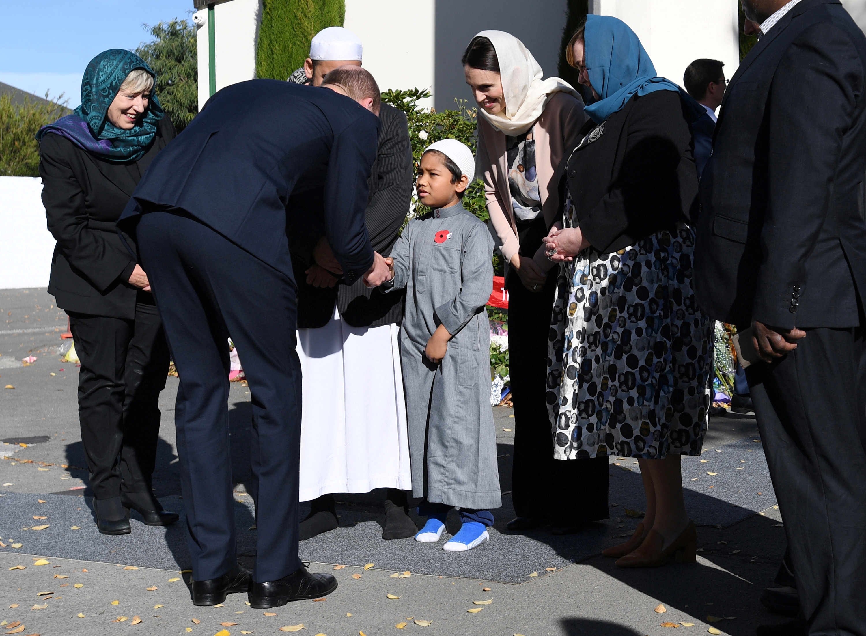 الأمير البريطانى يصافح طفل خارج المسجد