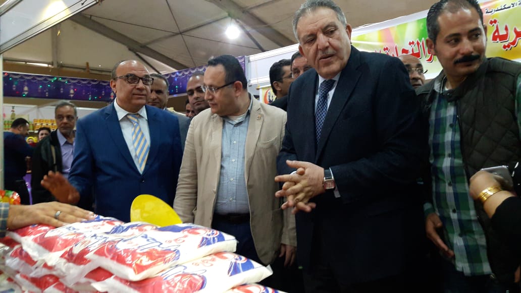 محافظ الإسكندرية يفتتح معرض سوبر ماركت أهلاص رمضان (6)