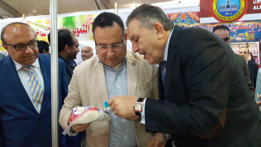 محافظ الإسكندرية يفتتح معرض سوبر ماركت أهلاص رمضان (3)