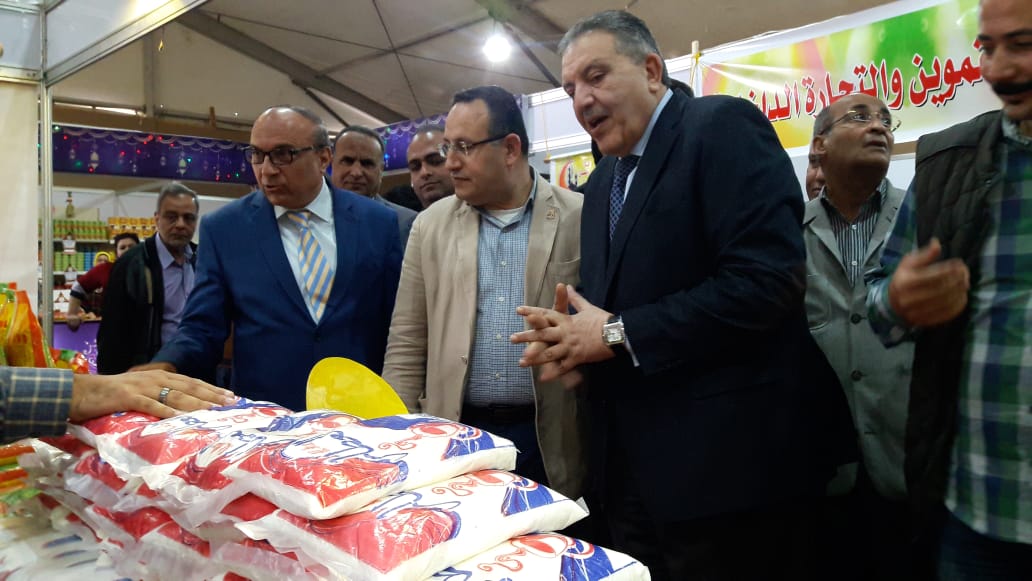 محافظ الإسكندرية يفتتح معرض سوبر ماركت أهلاص رمضان (8)