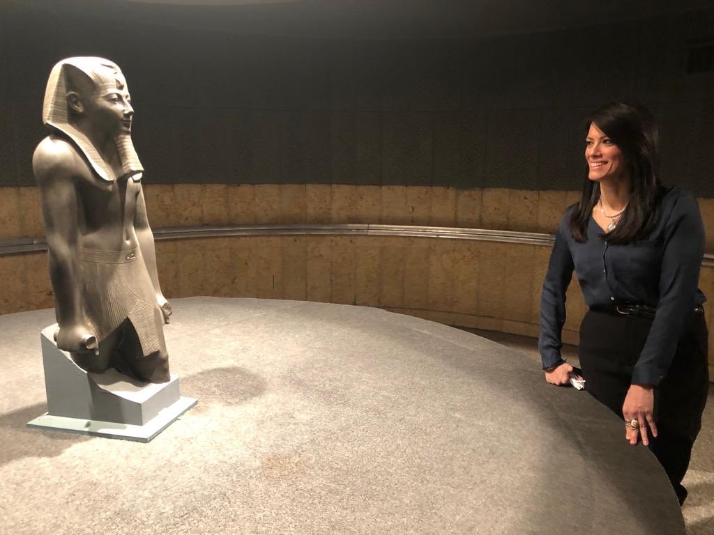 الوزيرة رانيا فى صورة مع التمثال