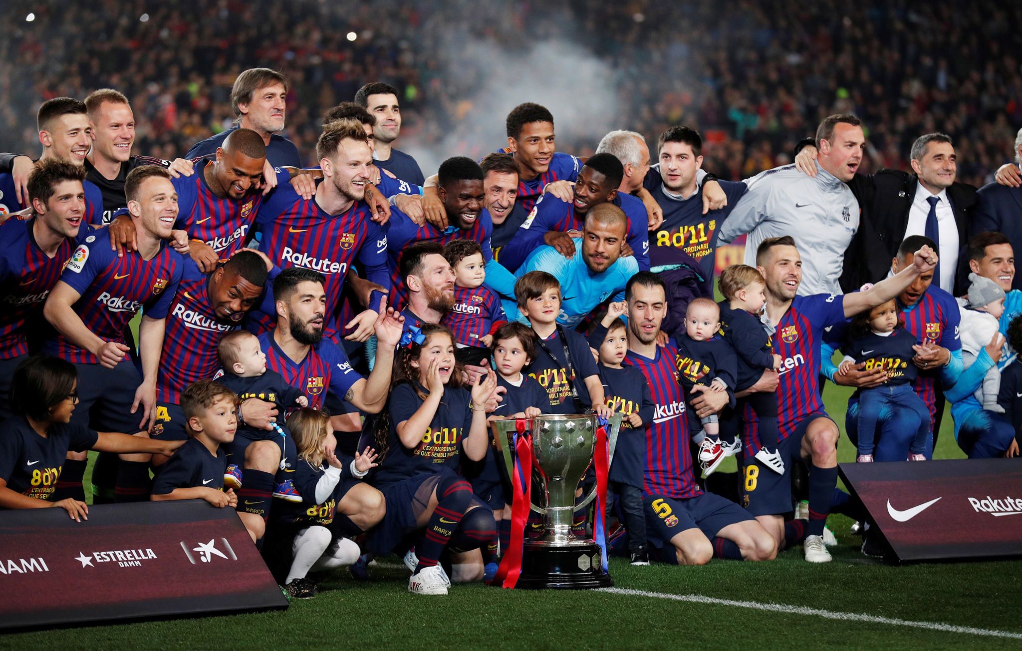 لاعبو برشلونة مع عائلاتهم وأطفالهم