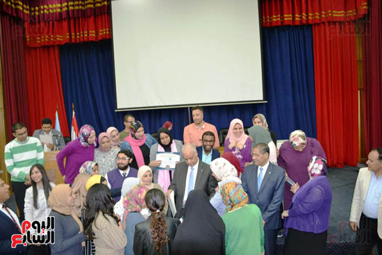 رئيس جامعة الإسكندرية يكرم 200 من شباب أعضاء هيئة التدريس (3)