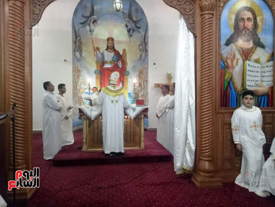صلاة عيد القيامة فى كنيسة السيدة مريم العذراء بالعياط (14)