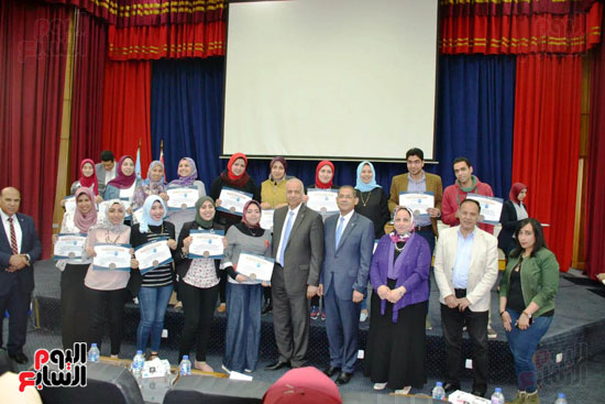 رئيس جامعة الإسكندرية يكرم 200 من شباب أعضاء هيئة التدريس (1)