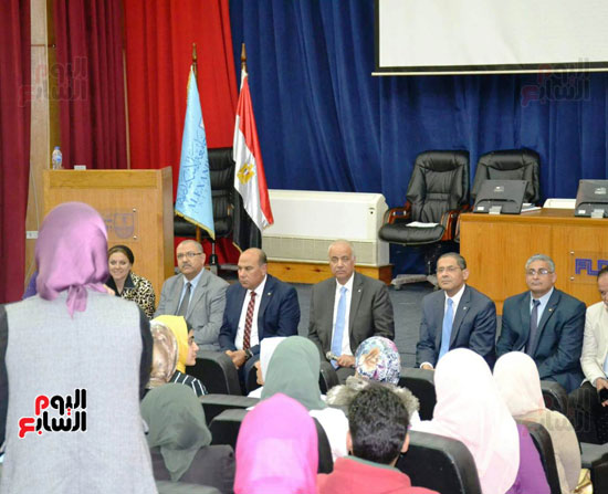 رئيس جامعة الإسكندرية يكرم 200 من شباب أعضاء هيئة التدريس (2)