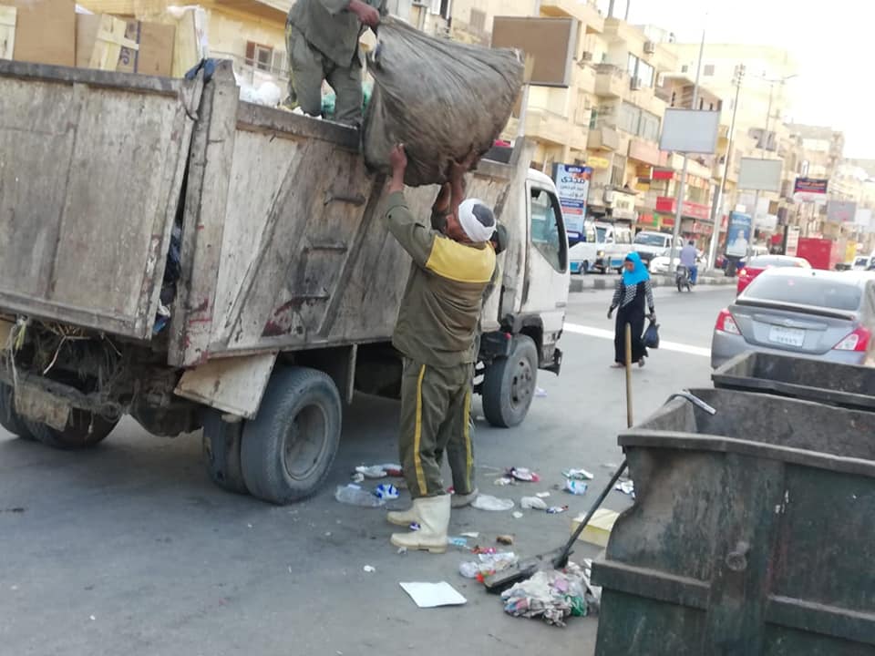 رجال مدينة الأقصر يرفعون 2 طن قمامة من الشوارع (1)