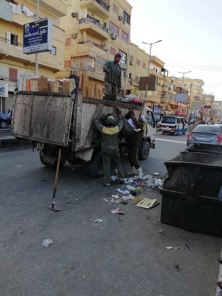 رجال مدينة الأقصر يرفعون 2 طن قمامة من الشوارع (5)