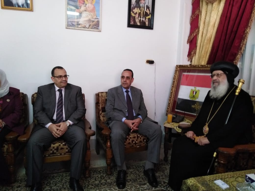 محافظ شمال سيناء يقدم التهنئة لأسقف سيناء الشمالية (3)