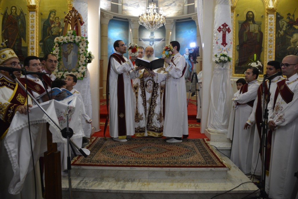 محافظ الغربية يشهد قداس عيد القيامة بطنطا (7)