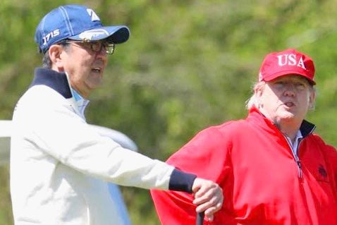 شينزو آبى ودونالد ترامب يلعبان الجولف