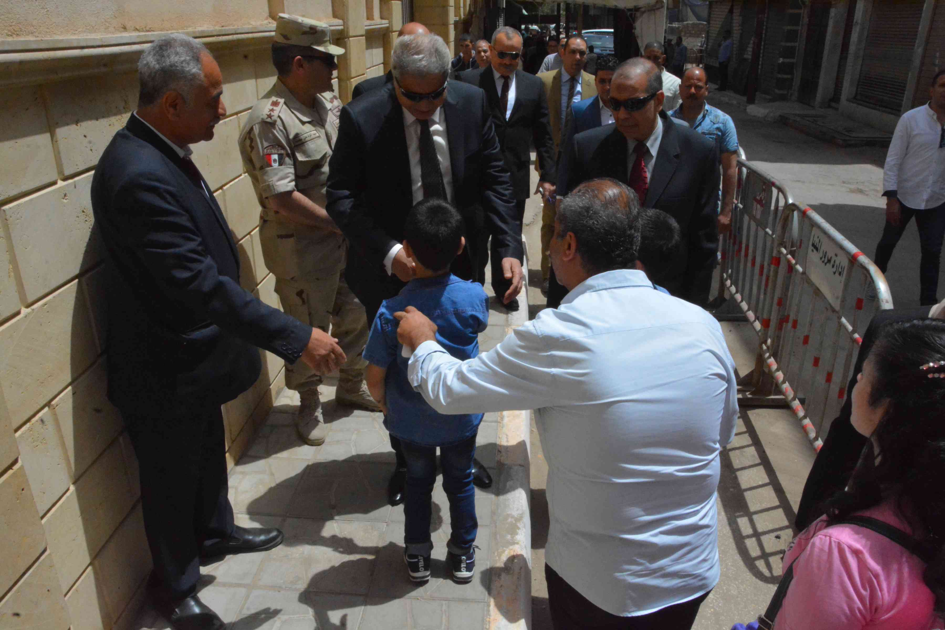 محافظ المنيا ومدير الأمن يهنئون مطران المنيا بعيد القيامة (9)