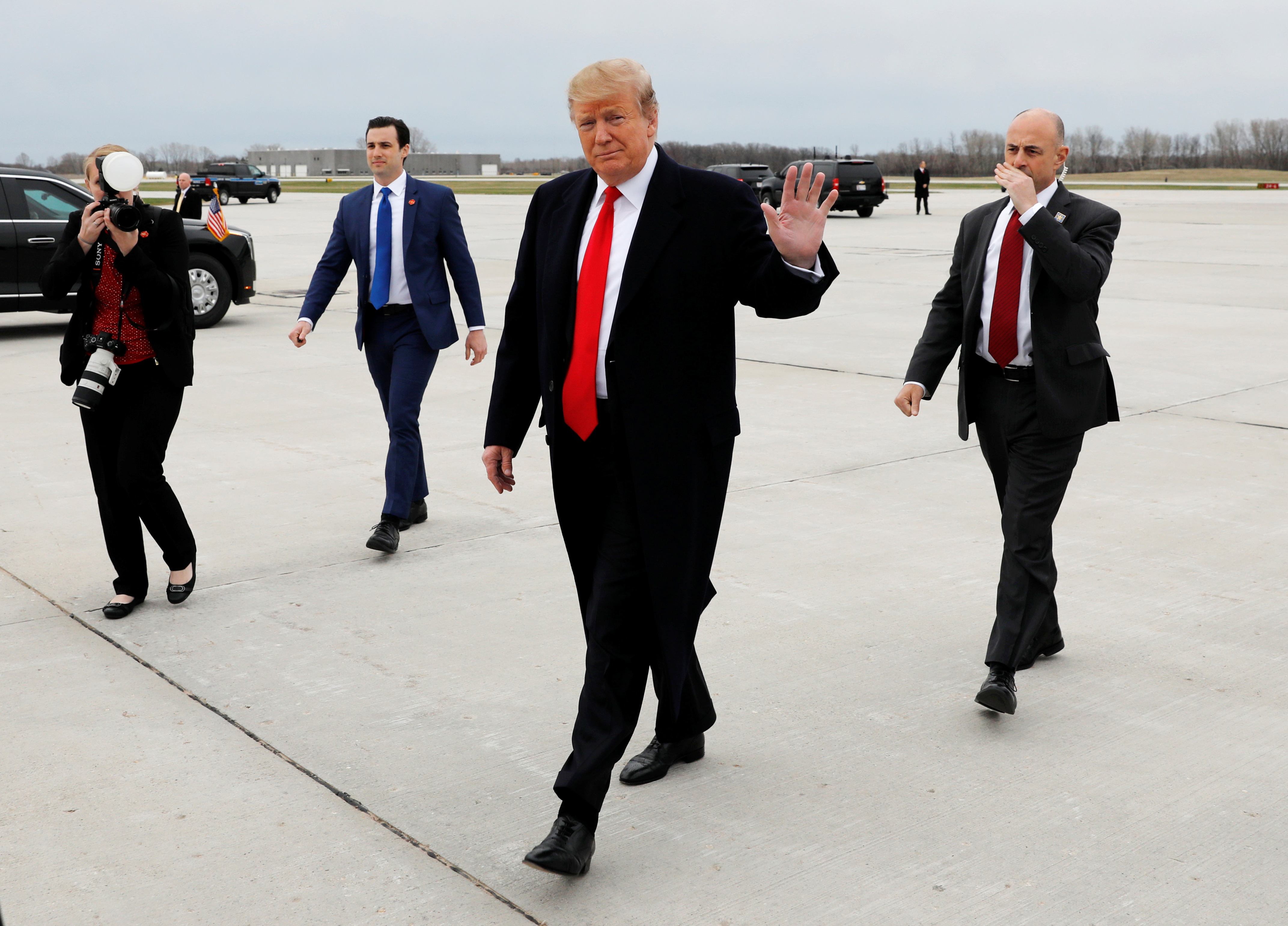 الرئيس الأمريكي دونالد ترامب يحيي الناس عند وصوله إلى مطار أوستن 5