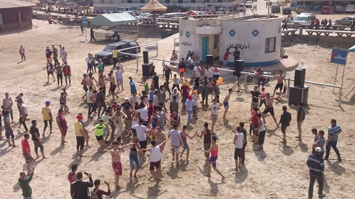 احتفال المواطنين بشم النسيم على شواطئ رأس البر (2)