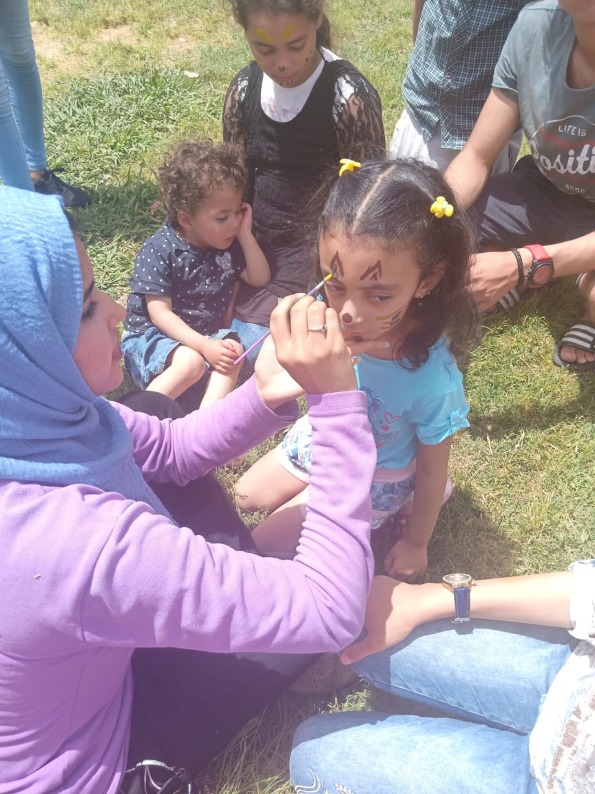 الأسر والعائلات تحتشد فى حدائق الإسماعيلية للاحتفال بأعياد الربيع (7)