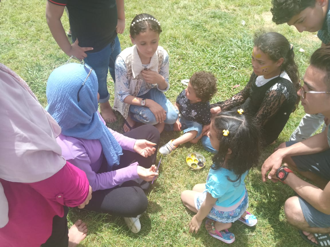 الأسر والعائلات تحتشد فى حدائق الإسماعيلية للاحتفال بأعياد الربيع (3)