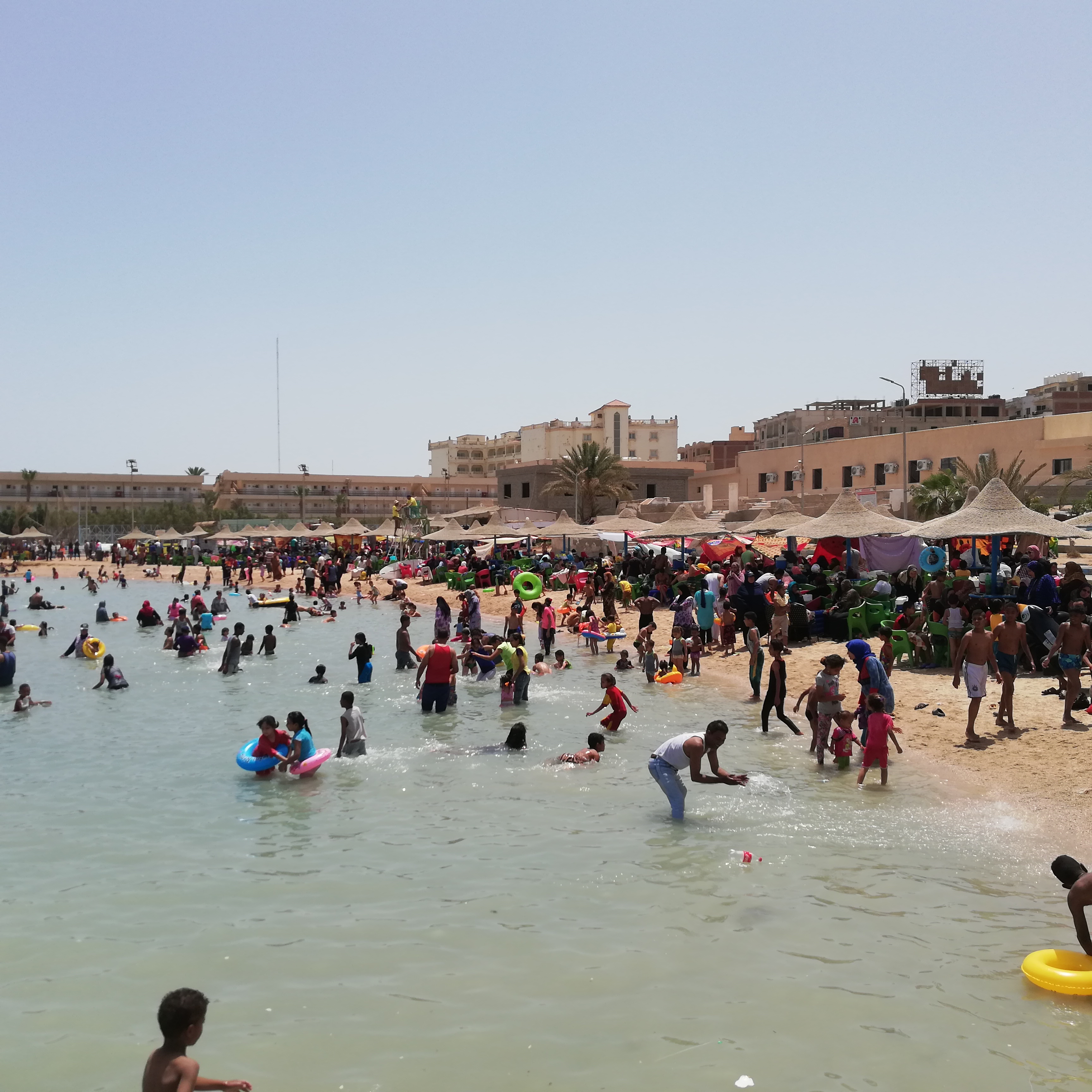 احتفال المواطنين على شواطئ الغردقة (1)