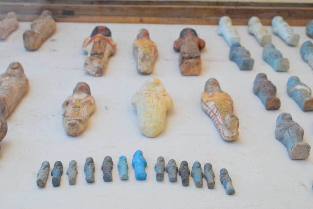 وزارة الآثار تنجح في كشف كنوز تاريخية بمقابر ذراع أبو النجا بجبل القرنة (14)