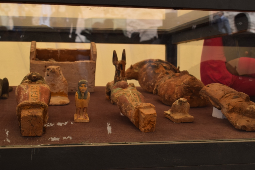 وزارة الآثار تنجح في كشف كنوز تاريخية بمقابر ذراع أبو النجا بجبل القرنة (10)