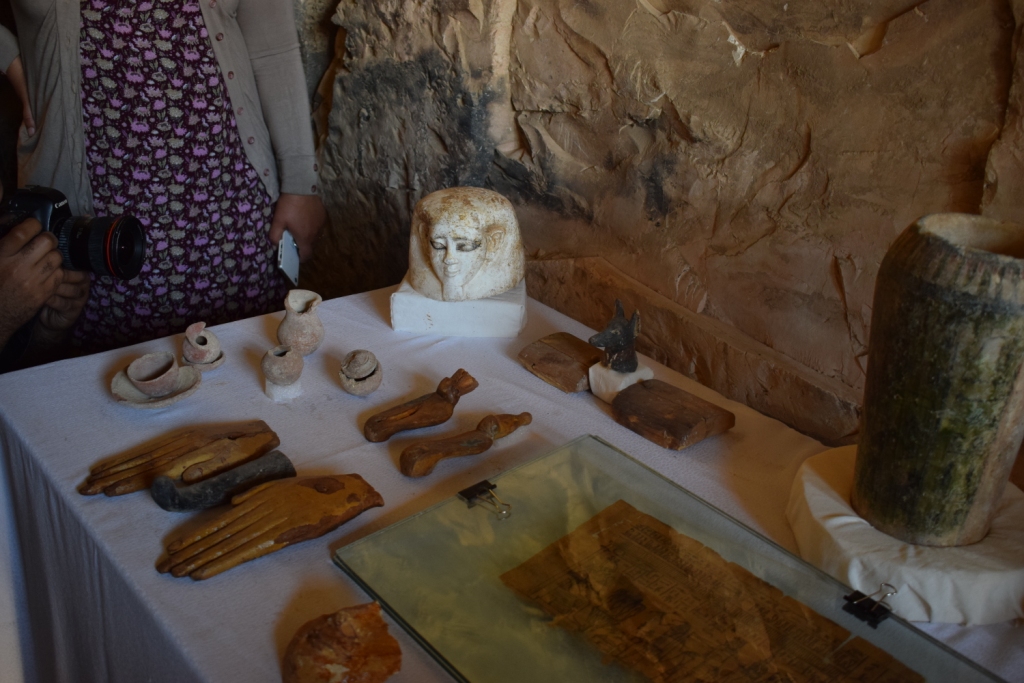 وزارة الآثار تنجح في كشف كنوز تاريخية بمقابر ذراع أبو النجا بجبل القرنة (5)