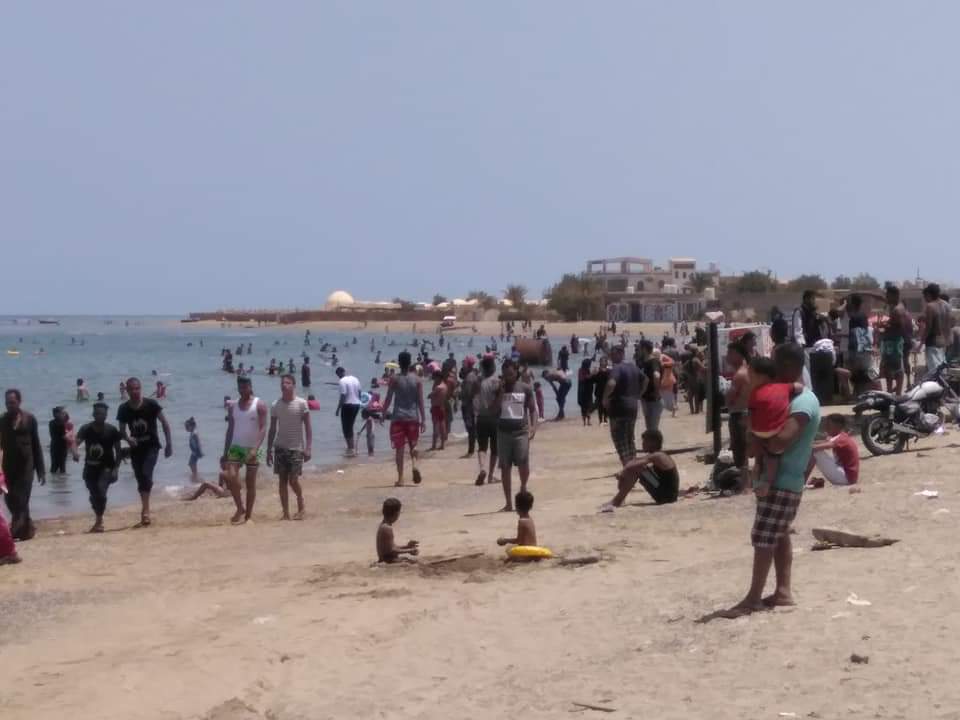 إقبال الأهالى على شواطئ الغردقة للاحتفال بشم النسيم (5)