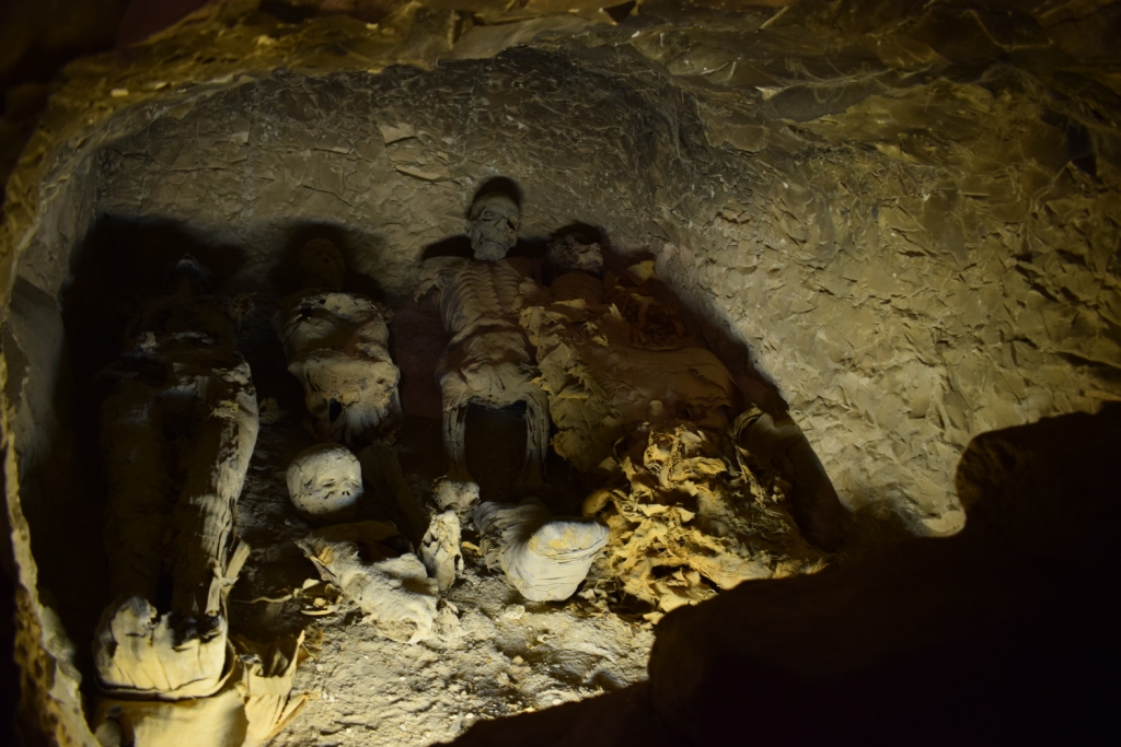 وزارة الآثار تنجح في كشف كنوز تاريخية بمقابر ذراع أبو النجا بجبل القرنة (7)