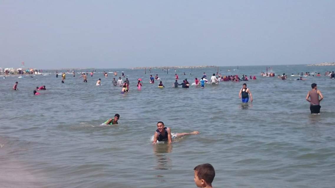احتفال المواطنين بشم النسيم على شواطئ رأس البر (6)
