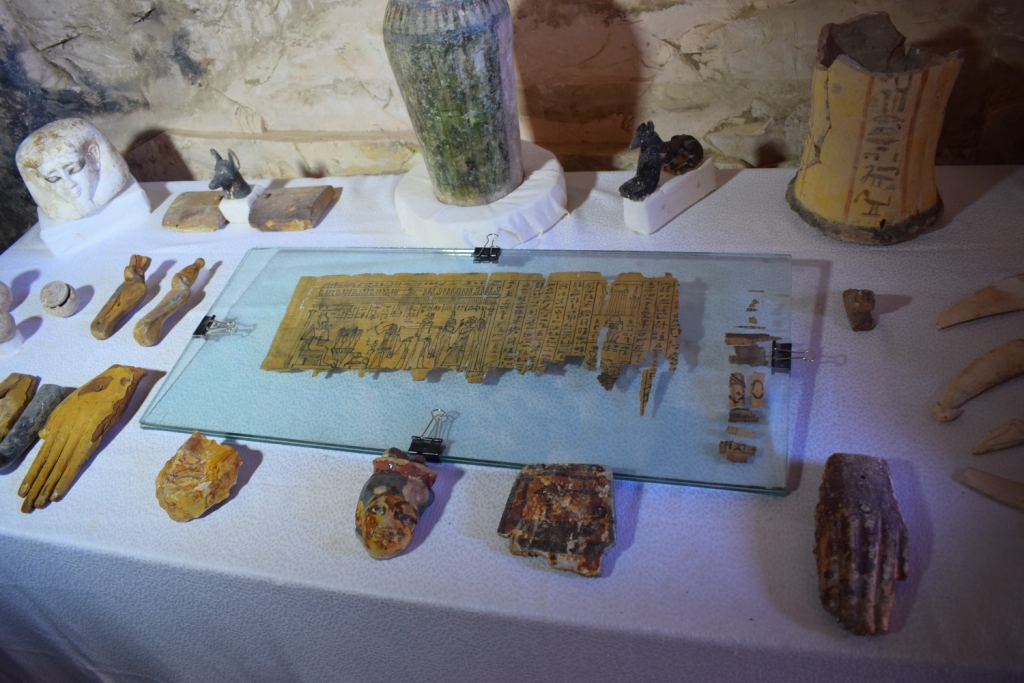 وزارة الآثار تنجح في كشف كنوز تاريخية بمقابر ذراع أبو النجا بجبل القرنة (3)