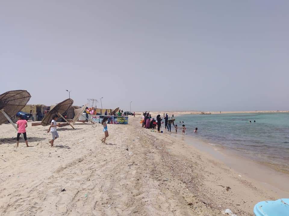 إقبال الأهالى على شواطئ الغردقة للاحتفال بشم النسيم (9)