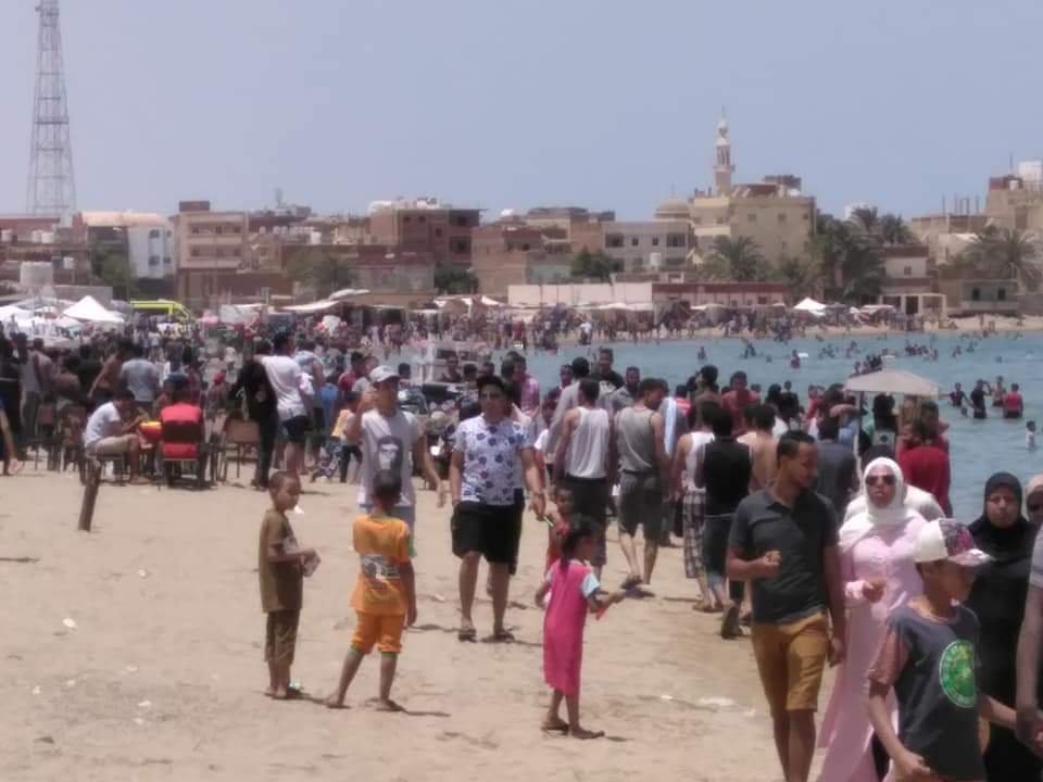 إقبال الأهالى على شواطئ الغردقة للاحتفال بشم النسيم (2)