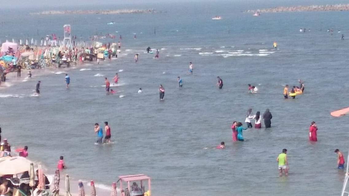 احتفال المواطنين بشم النسيم على شواطئ رأس البر (1)