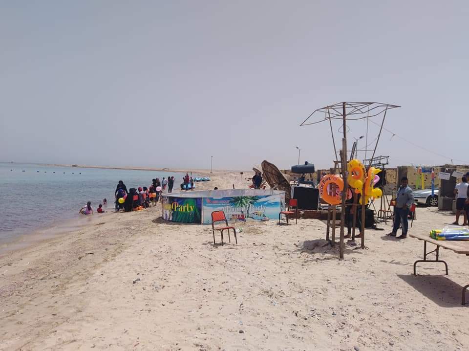 إقبال الأهالى على شواطئ الغردقة للاحتفال بشم النسيم (8)