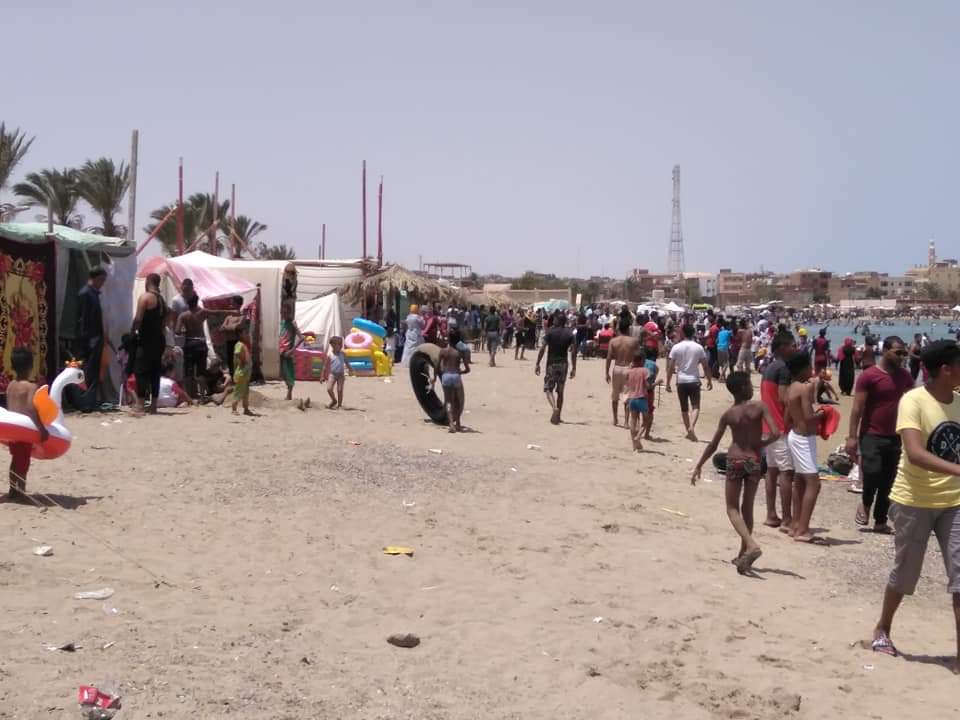 إقبال الأهالى على شواطئ الغردقة للاحتفال بشم النسيم (3)