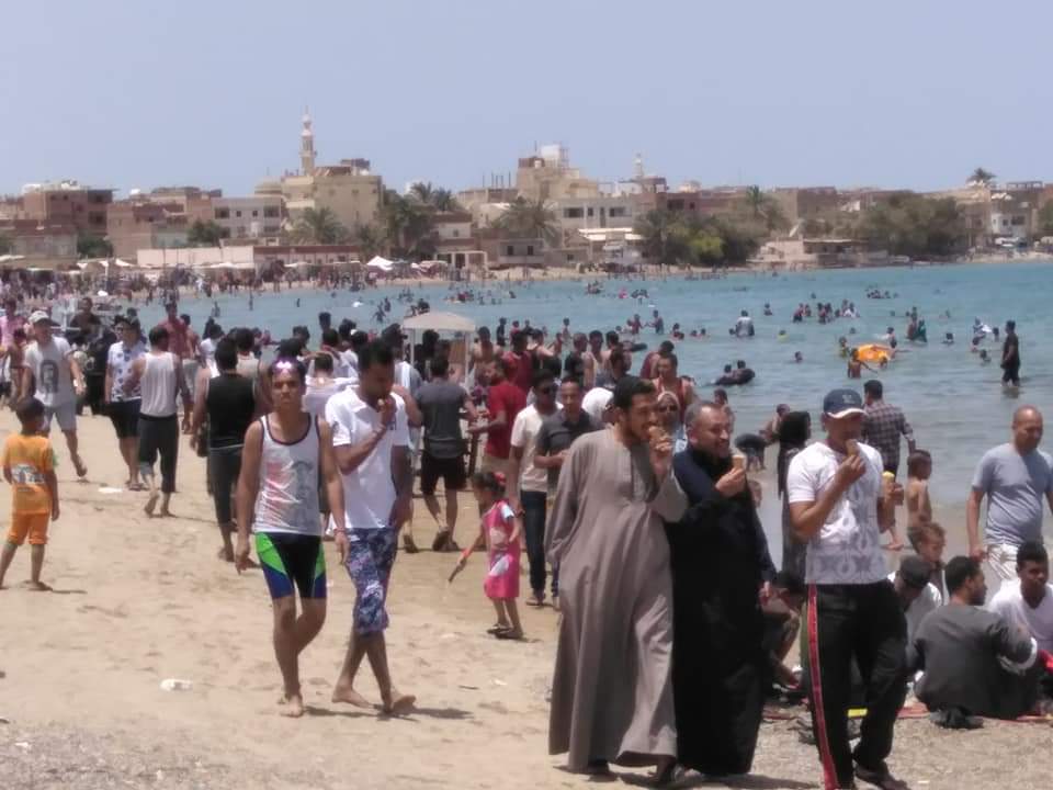 إقبال الأهالى على شواطئ الغردقة للاحتفال بشم النسيم (1)