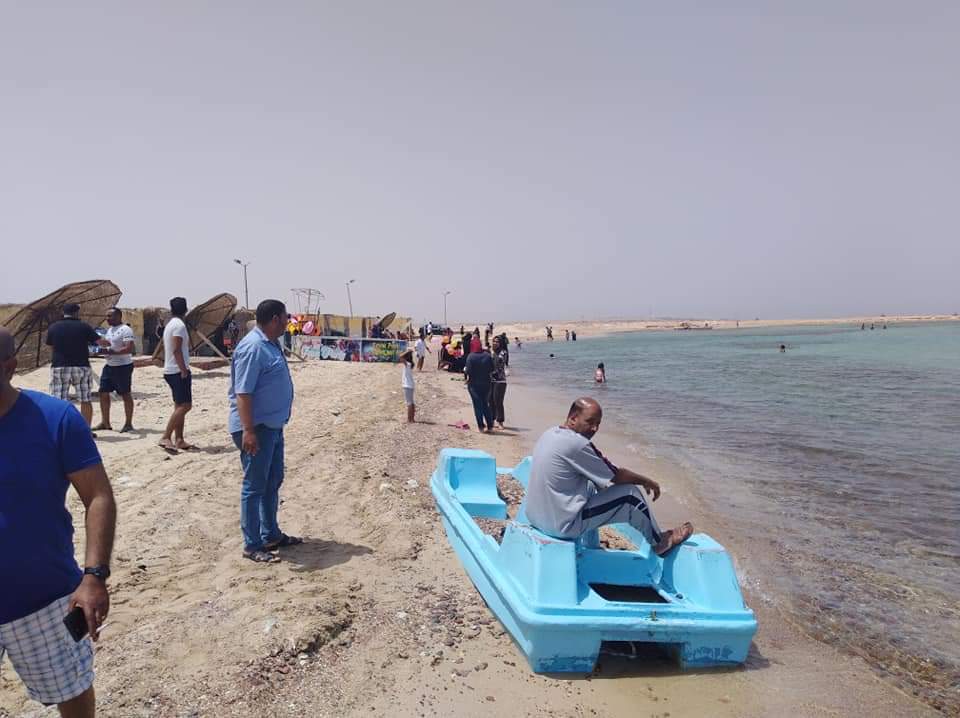 إقبال الأهالى على شواطئ الغردقة للاحتفال بشم النسيم (7)